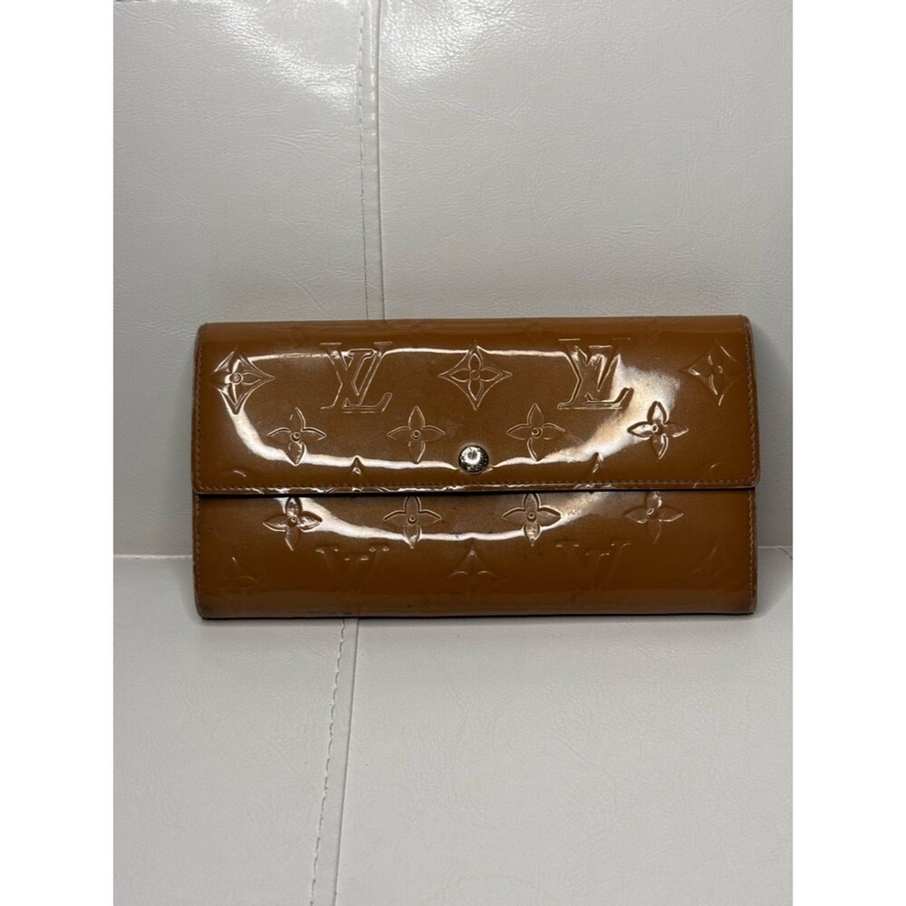 Authentic LV
Sarah Wallet – Monogram Vernis Leather (Caramel Brown)